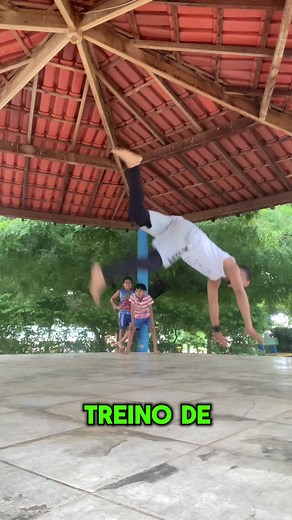 Melhores floreios então no final @gordinho_capoeira @João Vitor #CapCut #mortal #vlogs #capoeira #capoeirando #tutorial #cutviral #helicoptero