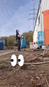 Neben unserer normalen Arbeit sind wir auch noch parallel in unserem fast fertigen neuen Hundehaus, und statt dreckige, nasse Lappen runterzutragen... seht selbst 😂😂. | Tierschutzverein Bochum, Hattingen und Umgebung e.V.