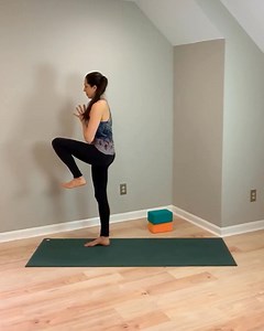 *Warrior 3 walks to a crazy surprise tree pose!* Here’s a creative method for traversing your way across your yoga mat and back again using familiar yoga asanas with unique transitions! Starting at the back edge of your mat, draw one knee up toward your chest (without using your arms to help). Keeping your knee as high as you can hold it, straighten your leg out in front of you, challenging your hip flexors & quads on that floating leg! 🔥 Re-bend your knee and lightly step that foot forward, tr