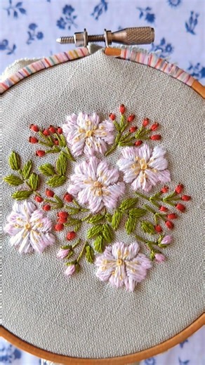 野ばら刺繍のショート動画バージョンです。wildrose embroidery in short movie.#野ばら刺繍 #ローズヒップ #wildrose #rosehip
