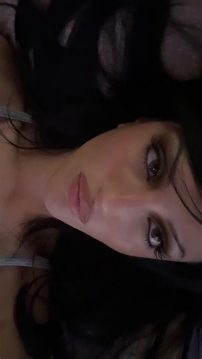 hi do u guys want a makeup tutorial for dis look