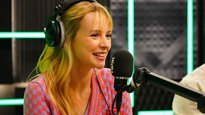 Regardez l’interview d’Angèle, en visite dans le Réveil de Tipik ! - RTBF Actus