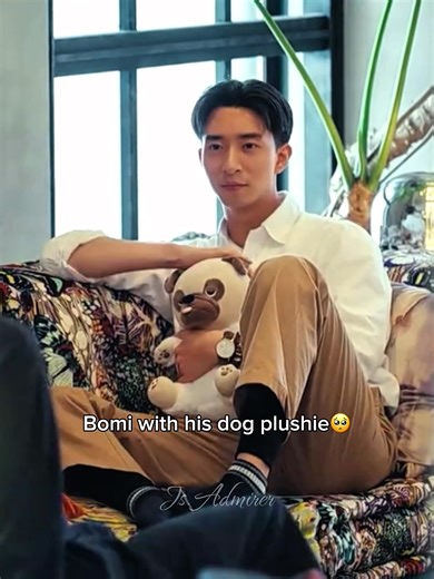 The way he hug the plushie make he look so cute #theboyfriendseason2 #bomi #huwei #theboyfriend #fyp