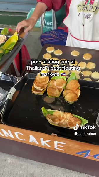 Exploring Bangkok's Vibrant Floating Market Experience