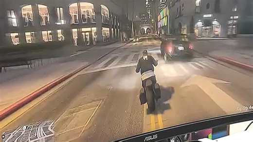 用华硕超大屏幕打游戏体验太棒了