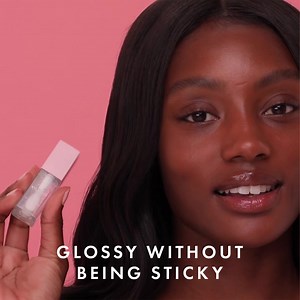 Want smooth and naturally plumped lips? 👄 Our Lip Oil is formulated with an innovative Lip Plump Complex, Vitamin E and Coconut Oil to soften and pamper the lips. | Kylie Skin