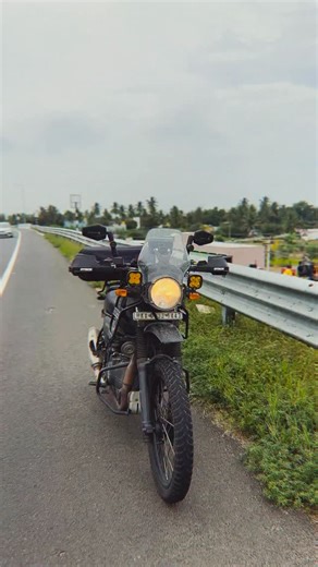 SpilTrez on Instagram: "No cap, even the smallest mod on my bike makes me want to ride 😁 Got my Defender Pro handguards from Rynox. You can grab yours at any Rynox exclusive store or from their website! #royalenfield #himalayan411 #rynox #rynoxdefenderpro #handguards"