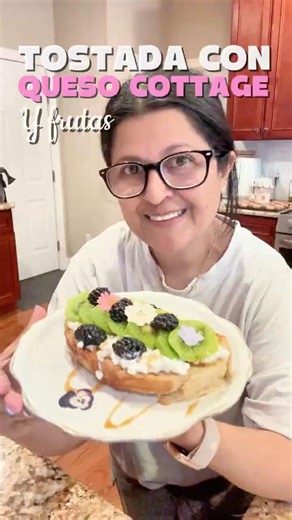Como hacer una tostada con queso cottage y frutas.