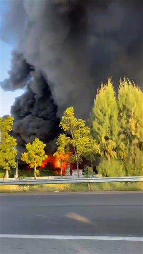 เกิดเหตุเพลิงไหม้อาคารร้างริมถนนบายพาสรับซื้อน้ำมันเก่า | นสพ.เครือข่ายภาพข่าวสื่อมวลชนออนไลน์