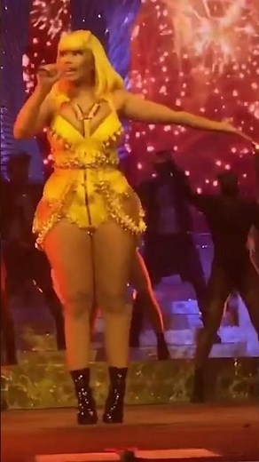 Nicki Minaj performs Super Bass