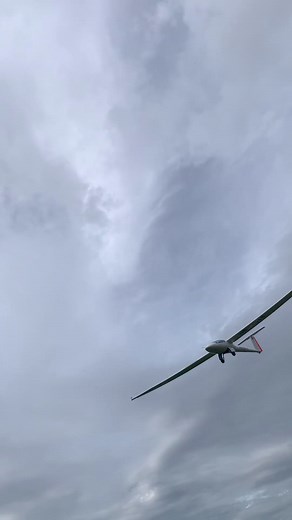 ❤️✈️ © Mountain Soaring #segelfliegen #pilotlife #sailplane #aviation #glider #pilot #gliderairstrip #gliderpilot #gliders #SoaringToNewHeights | Glider Airstrip