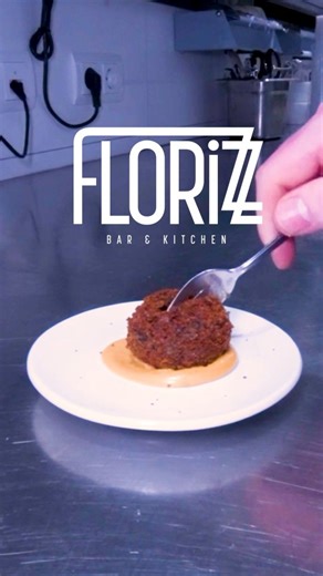 ❄️🔥 Winterbitterbal Onze winterbitterbal is huisgemaakt, knapperig van buiten en romig van binnen met een vulling van boerenkool. Comfort food met een eigenwijze twist, precies zoals we ’t graag zien. 🥬✨ Heerlijk bij een glas wijn of een winters biertje. Zou jij ’m bestellen? 👇 | Florizz Bar & Kitchen