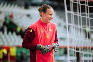 The incredible save by Ann-Katrin Berger, German goalkeeper who survived cancer twice