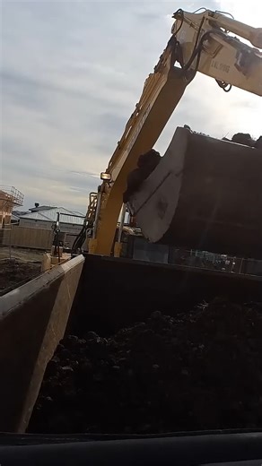 🚧 Watch In Full A Day As A Tipper Dump Truck Driver 🚧 https://youtu.be/7OeyeehSVYw #excavator #dumptruck #komatsu #tippertrucks #earthmoving #excavation #digger | AUS Earthworks