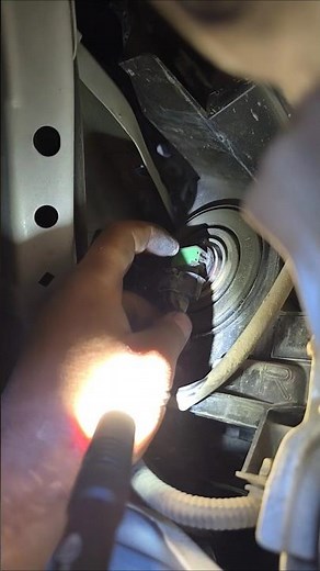 how to change the headlights on a nissan altima in 1 min.