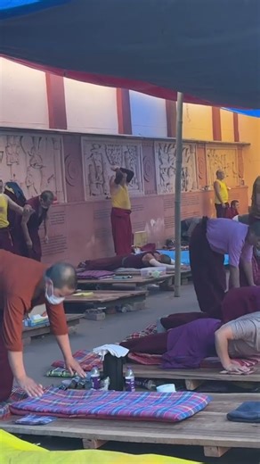 Prostration in the eight-point prostration style.