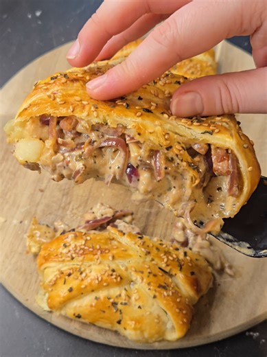 🌙✨ FEUILLETÉ EXPRESS SPÉCIAL RAMADAN ✨🌙 Besoin d’une idée rapide, gourmande et qui fait toujours son effet au ftour ? 😍 Voici mon feuilleté express sucré-salé 🤎 Croustillant à l’extérieur, fondant à l’intérieur… avec cette petite touche de miel qui fait toute la différence ✨ 📝 Ingrédients : – 1 pâte feuilletée – 3 tranches de fromage – Lardons 1 oignon crème fraîche (préparés et revenus à la poêle) – 1 filet de miel 🍯 – 1 jaune d’œuf pour la dorure – Sésame & basilic pour décorer ➡️ Étaler