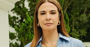 Luciana Gimenez esbanja sensualidade aos 54 anos com look fendado