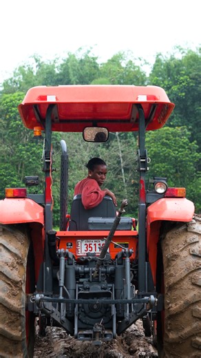 Universidad EARTH on Instagram: "Desde el primer día, nuestros estudiantes aprenden haciendo: convierten el conocimiento en acción y la teoría en experiencia. Cada nuevo aprendizaje se pone en práctica de inmediato, ya sea con las manos en la tierra, trabajando junto a comunidades, en el laboratorio o con maquinaria. Este contacto directo con la realidad no solo refuerza lo aprendido, sino que forma parte esencial de su proceso formativo. #UniversidadEARTH #AprenderHaciendo ::: Our students lear