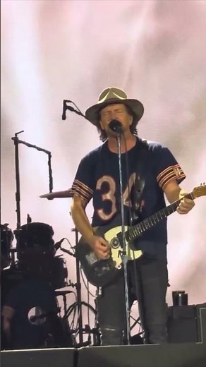 Pearl Jam “Throw Your Arms Around Me” Livein Melbourne 2025 (Multicam SBD)