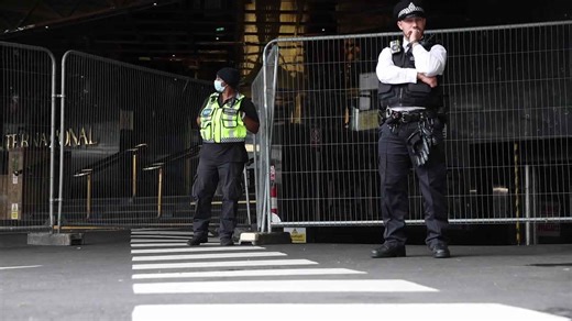 Britannia International Hotel Canary Wharf increases fencing and security ahead of arrival of migrants following protests last night