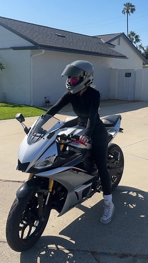 Ava Rider Learns How to Ride a Motorcycle | Cardo Discount Code AVARIDEZ