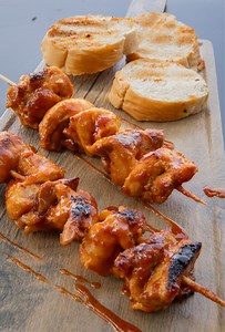 Los mejores pinchos de pollo en la playita con una salsa Guava-BBQ homemade y el extra kick de la nueva Salsa TABASCO®️ Sweet & Spicy. Ingredientes 1/2 lb de pan sobao Salsa TABASCO Sweet & Spicy®️ Pollo 2 lb de caderas de pollo 1 cucharada de aceite de achiote 2 cucharaditas de sal 1 cucharadita de pimienta 2 cucharaditas de ajo en polvo 1 cucharadita de orégano en polvo 2 cucharaditas de adobo 1 limón 1 cucharadita Salsa TABASCO®️ Original Salsa 1 taza de agua 2 oz de pasta de guayaba 1 taza d