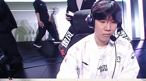 【IG vs NIP】月隐空夜看Theshy🥰SOLO轻松取胜直接轻哼了起来：我爹牛逼！啥也不是！IG零封NIP