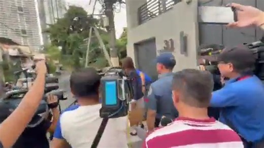 UPDATE: A lawyer arrives outside the residence of businessman Atong Ang and takes a copy of the warrant. According to CIDG NCR chief Col. John Guiagi, authorities will enter the residence if they are still denied entry after 10 minutes. | via Izzy Lee, ABS-CBN News | ABS-CBN News