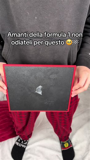 Anche tu guardi la Formula 1? 🏎️💨 #f1 #formula1 #f12026 #formulaone #formula1edits Questo quadro di Formula 1, che include tutte le gare del 2026 con le relative date, è realizzato con materiali di altissima qualità ed è davvero incredibile.Tutte le date e i tracciati si vedono in modo chiarissimo. L’ho messo nella mia stanza e fa sembrare l’ambiente quello di un vero pilota di Formula 1. 🏁