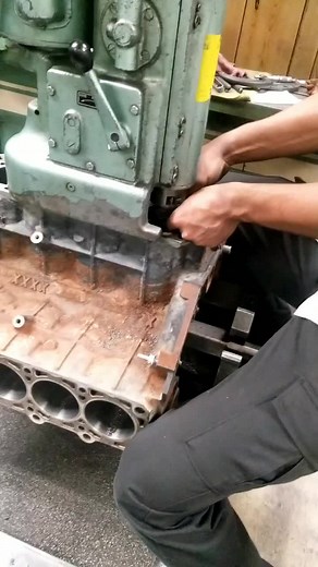 Due to a pitted cylinder, we need to install one cylinder sleeve on this Ford V10 engine.