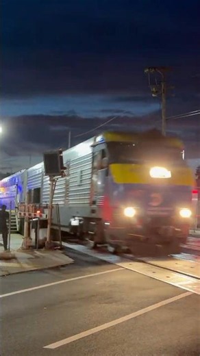 NEW K5LLA Horn on LIRR 423! Flying Through Bethpage, NY on Train 26! #trains #railfan