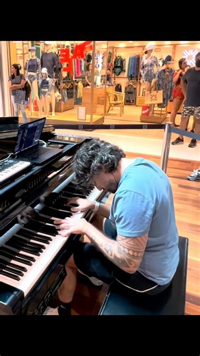 31K views · 873 reactions | Oasis - Wonderwall - Piano Cover #music #piano #pianocover #public #oasis #wonderwall #csnpiano | Gabrielerossi_piano | Facebook