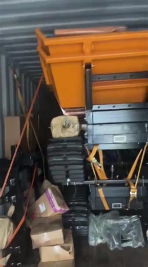Crawler dumper in loading