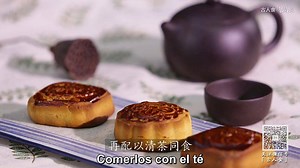 El pastel de luna (月饼) es la comida típica del Festival del Medio Otoño (中秋节), y su forma (la masa y el relleno) varían según la provincia y ciudad. Por ejemplo, los pasteles de Cantón tienen una masa muy fina y suave, mientras que los de Jiangsu tienen una masa crujiente. En este vídeo nos van a enseñar cómo preparar el pastel de luna al estilo cantonés con relleno de sésamo. (Weibo&Wechat:@古人食) | Es China