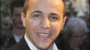 "Jean-Jacques Goldman lui a demandé de changer de ton" : Faudel se souvient des "blagues racistes de Pierre Palmade" aux Enfoirés - Télé-Loisirs