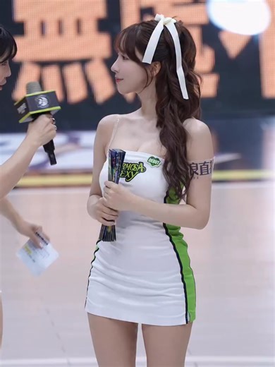 Cheerleading Beauty:三上悠亜's Cute Moments