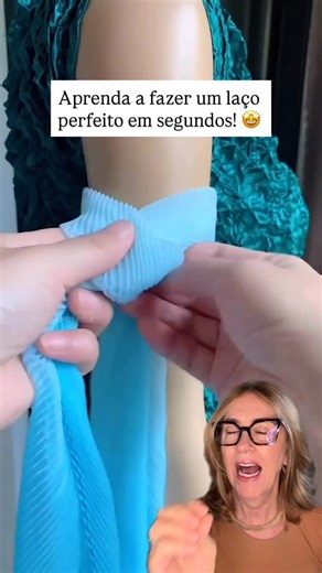 Karla Schwengber on Instagram: "Aprenda a fazer um laço perfeito em segundos e nunca mais sofra na hora de finalizar um presente ou look 💫 Já salva essa dica para você lembrar do passo a passo sempre que precisar ✨ E passa para aquela amiga que merece saber também — porque dica boa é dica compartilhada 🌟🫶 Request to owners: This video had Remix enabled, so I used the tool to create this content. The video is truly interesting, and that’s why I decided to share it so more people could see it. 