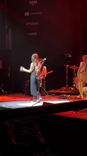 ¡Qué pena Bebe! Tras su discurso ‘equidistante’ anunciando que su canción ‘Malo’ también iba por “ellas, los pajaritos, etc” la creadora de uno de los himnos feministas del siglo XXI (por lo visto sin querer) cambió la letra de su canción más icónica para repartir culpas… “malo, mala eres…” cantaba la valenciana en su último concierto en Madrid… que pena y que desperdicio… #bebe #madrid #malo #feminismo