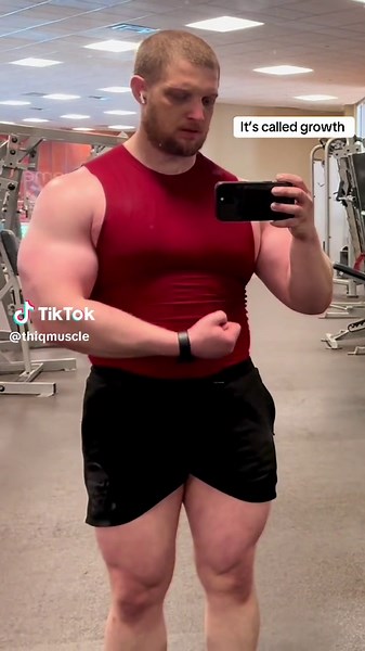 Chest day flexing and growing cc: @kim petras #thick#bulking #bodybuilding #musclebull #musclebear #muscle #natty #fyp