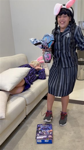 Ela comeu todo o ovo de Páscoa da Monster High escondido! #Shorts