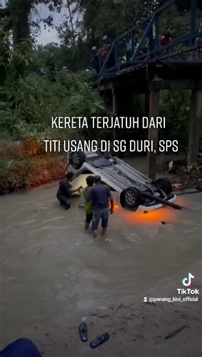 Allahu akhbar...kejadian berlaku di kg hilir sg duri, SPS tadi. Jalan titi belakang sg duri telah reput.sebuah kereta lalu dan titi reput Keta jatuh dlm sungai.ada mangsa dlm kereta. Keta Axia. Mangsa seorang wanita cedera dan dibawa ke hospital Sungai Bakap untuk Ujian x-ray Dan rawatan lanjut | Penang Kini