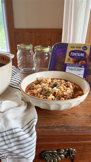 🇮🇹Soupe aux boulettes de veau parmigiana 🍅🧀avec @famille_fontaine !Le genre de souper parfait pour les soirs de semaine et qui est le fun pour les lunchs du lendemain! En plus avec leurs boulettes de veau fraîches et assaisonnées, c’est encore plus rapide! J’adore! #folksandforks #soupe #soup #mealprep #lunch #backtoschool | Folks and Forks