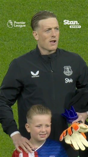 Jordan Pickford’s son wore a half and half kit for the walk out with his dad ❤️ The Everton goalkeeper is Sunderland through and through 🐈‍⬛ ↳ Premier League. Live & On Demand with 4K on Football’s New Home, Stan Sport. Stream now. #StanSportAU #PremierLeague | Stan Sport Football