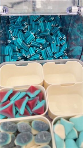 🫐🌋Let’s make a BLUE RASPBERRY Snackle Box!🌋🫐 #shorts