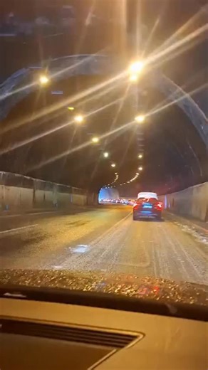 USPORENA VOŽNJA NA PUTU ZLATIBOR – UŽICE Na magistralnom putu iz pravca Zlatibora ka Užicu formirana je kolona vozila, a saobraćaj se odvija otežano zbog snežnih padavina. Prosečna brzina kretanja trenutno je oko 20 km/h, pa se vozačima savetuje dodatni oprez, obavezna zimska oprema i strpljenje. Nadležne službe su na terenu i rade na raščišćavanju puta. | Mediaportal.rs