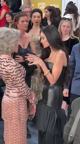 Demi Moore and Jane Fonda catch up on the SAG Awards red carpet