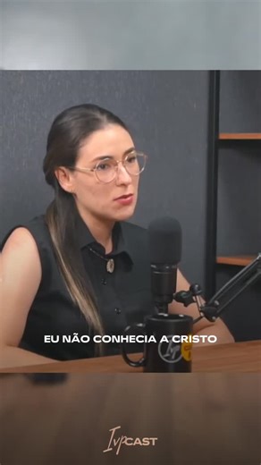 IVP CAST - Podcast on Instagram: "Muitas vezes enxergamos Deus como um ser distante e inacessível, mas a vinda de Jesus mudou tudo. Ele veio para simplificar o acesso ao Pai e mostrar que Deus está muito mais perto de nós do que imaginamos. Não é sobre medo, é sobre relacionamento! ❤️🙌 "Aproximem-se de Deus, e ele se aproximará de vocês!" — Tiago 4:8 Assista ao episódio na íntegra no canal da IVP no Youtube (🔗Link na Bio) @thamiresmesquita_ Apoio: @rosanalucio.psi @gasroberio @onlin_ecelulares