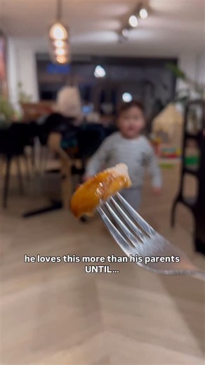 Alex Cooking on Instagram: "Soy Glazed Chicken 豉油鸡 with apple. This version is floral , umami and with lot of seafood aftertaste than the traditional one. I got inspired by my favorite ganjang-gejang Korean soy marinaded crab. Flavour is pretty similar only I have blended the ingredients instead of extracting the flavour in the soy sauce in this reel. Ingredients 1 kg Chicken Thighs 1 apple, sliced thinly 1 medium onion, sliced 6 garlic cloves 1 tbsp ginger, chopped 1 tbspl dried gochugaru red c