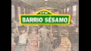 ¿Te acuerdas de la olvidada cabecera de Barrio Sésamo en la etapa que duró entre 1996 y 2000? Barrio Sésamo fue un programa conocido por tod@s pero que se emitió en varias fases. Entre 1979 y 1988 pudimos ver capítulos con los míticos Espinete, Don Pinpón y compañía. Tras esos 9 años y 4 temporadas, se decidió apostar por un sustituo del programa como fue los Mundos de Yupi. Pero tras otros 8 años de parón, en 1996 se retomó Barrio Sésamo con la grabación de las temporadas 5, 6 y 7. Esta nueva e